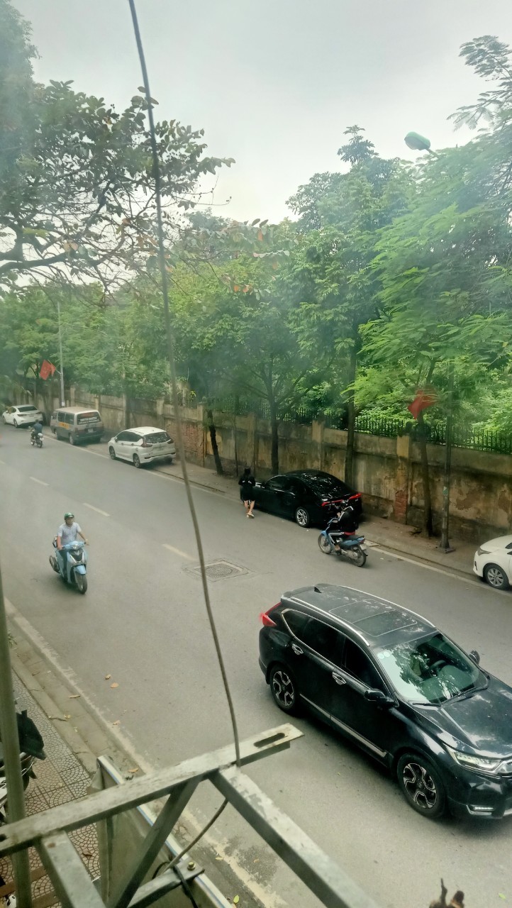 MẶT PHỐ NGỌC LÂM, VỈA HÈ THÊNH THANG, KINH DOANH VÔ ĐỊCH.