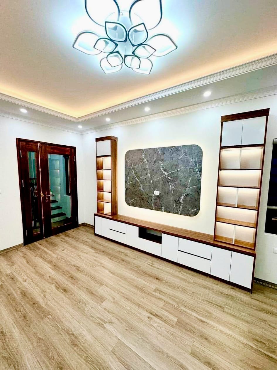 GIA ĐÌNH CHUYỂN CÔNG TÁC CẦN BÁN NHÀ 5 TẦNG PHỐ ÂU CƠ - 10M RA ÔTÔ RA MẶT PHỐ - DT:40M2 MT:3.5M GỒM 3 PHÒNG NGỦ - GIÁ: