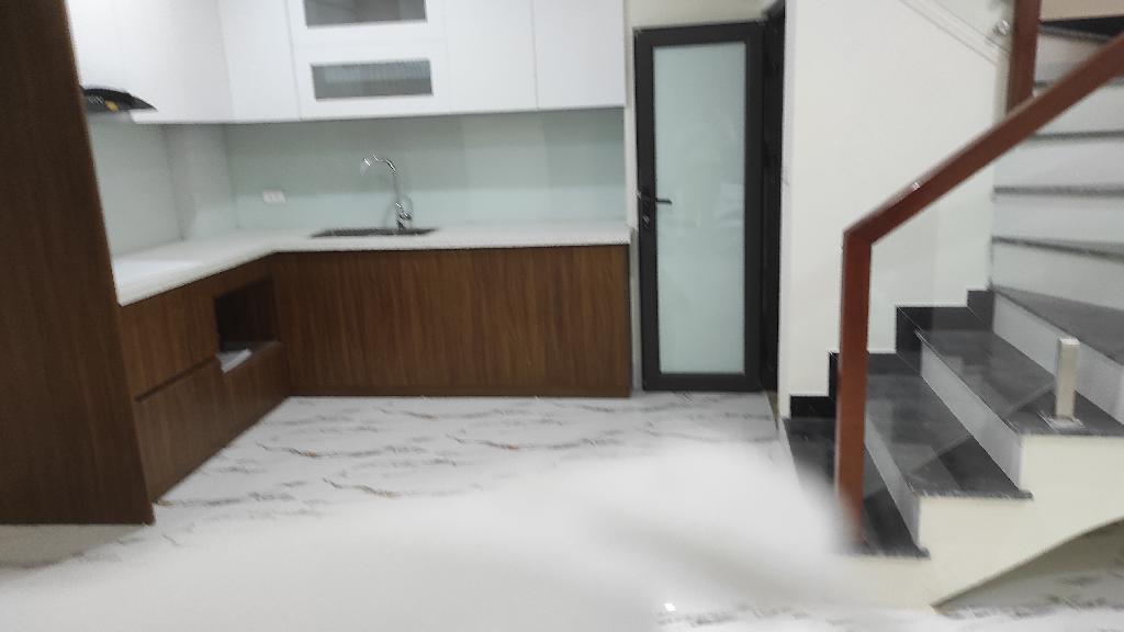 Bán nhà cạnh hồ THẠCH BÀN, 35M ,6 TẦNG, ĐẸP LUNG LINH, NGÕ NÔNG,10M Ô TÔ TẢI TRÁNH.HƠN 3 TỶ.