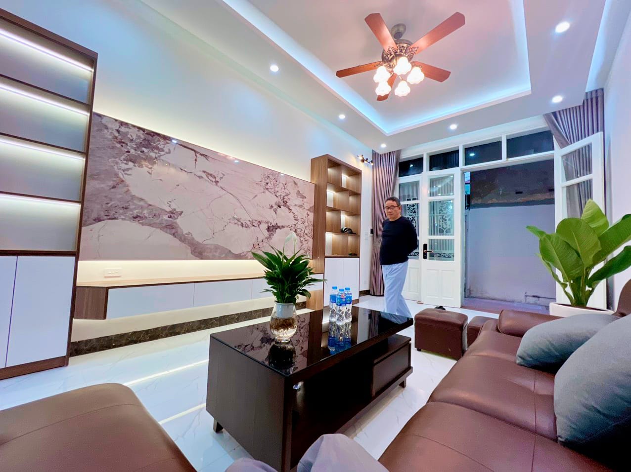 NHÀ MỚI ĐẸP 5 TẦNG QUẬN TÂY HỒ CẠNH HỒ TÂY - DT: 56.5M2 MT:4.3M 4 P NGỦ + FUN NỘI THẤT ĐẦY ĐỦ XỊN XÒ - KHÁCH VỀ Ở LUÔN