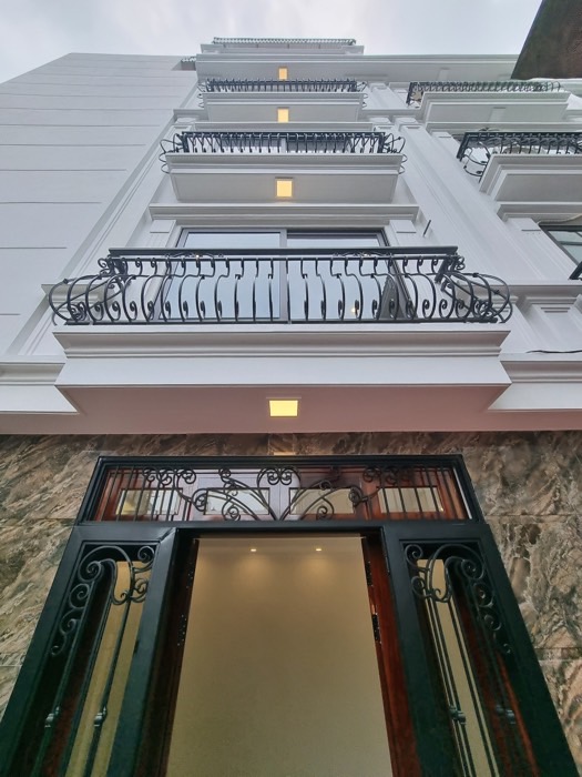 BÁN NHÀ THẠCH BÀN 45M, 5 TẦNG, GIÁ 4,1 TỶ. NHÀ MỚI TINH, Ô TÔ ĐỖ CỔNG, HỒ ĐIỀU HOÀ SÁT NHÀ.