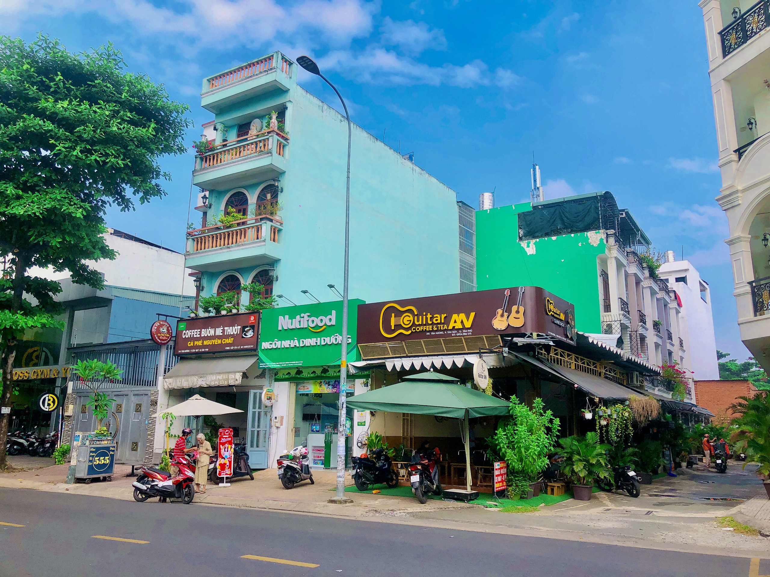 Bán nhà mặt tiền đường Tân Hương,DT:4.5m x 16m,cấp 4, giá 14.5 tỷ