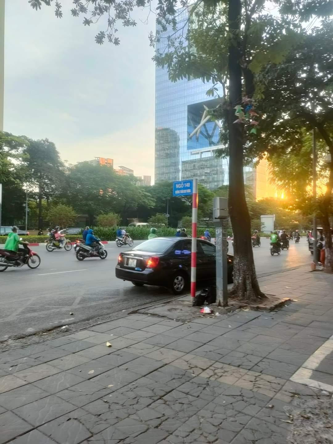 Bán Nhà Phố Trần Duy Hưng Quận Cầu Giấy. 54m Xây 5 Tầng Mặt Tiền 4m Nhỉnh 10 Tỷ. Cam Kết Ảnh Thật Mô Tả Chính Xác. Chủ