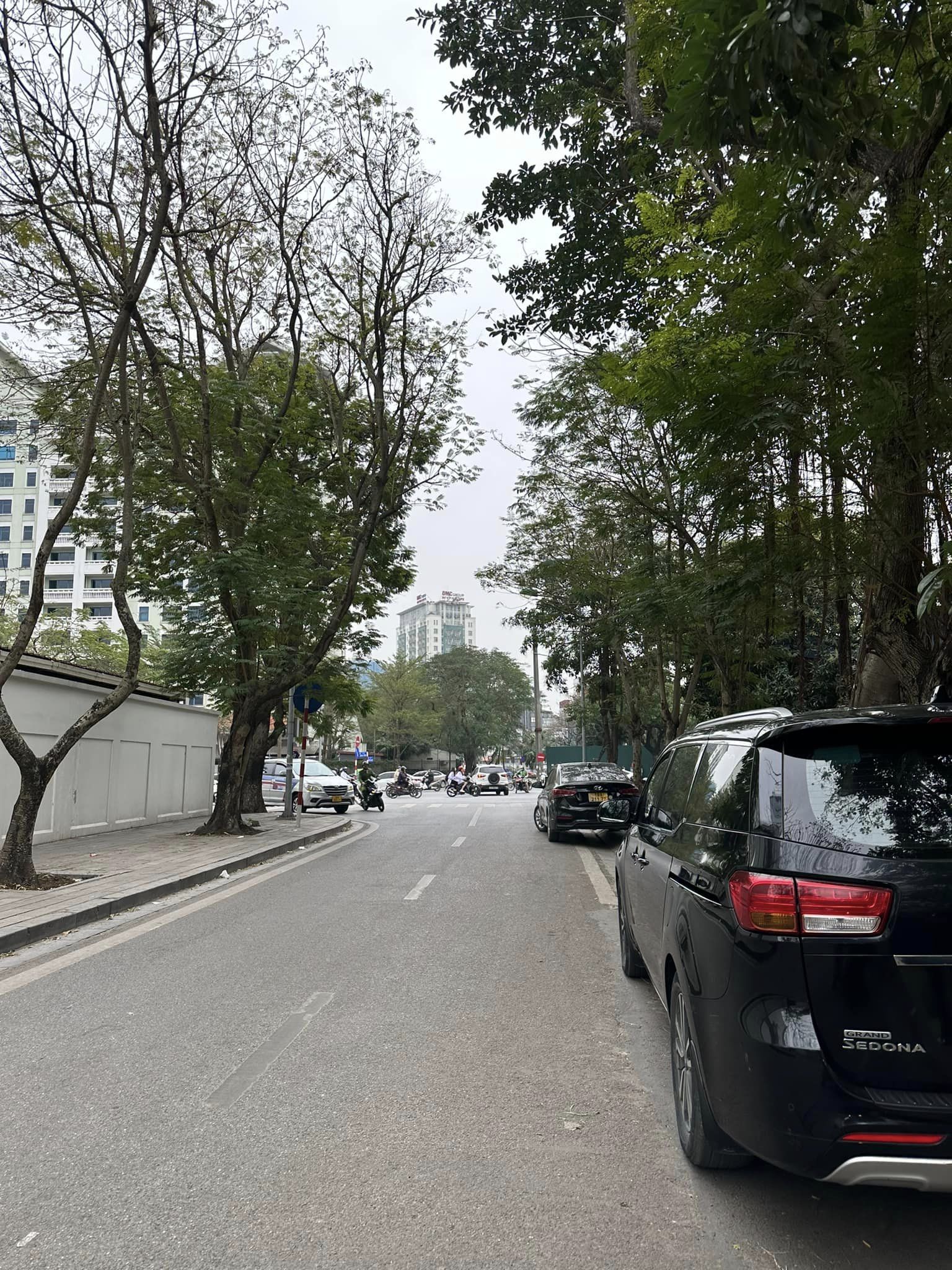 67m Mặt Tiền 5.5m Nhỉnh 11 Tỷ Lô Góc Phân Lô Đường Hoàng Quốc Việt. Chủ Bán Đất Tặng Nhà. Đầu Tư Giữ Tiền Cực Kỳ Tốt.