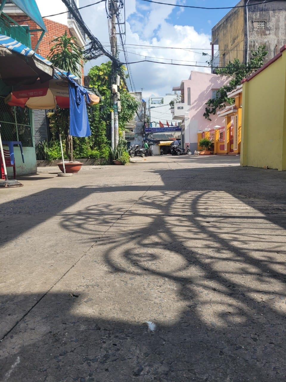 Bán Nhà Mới, Ngay Chợ Linh Xuân, Thủ Đức, Nhỉnh 4 tỷ, HXH, 4 Tầng Xách Vali Ở Ngay, Sổ hông riêng