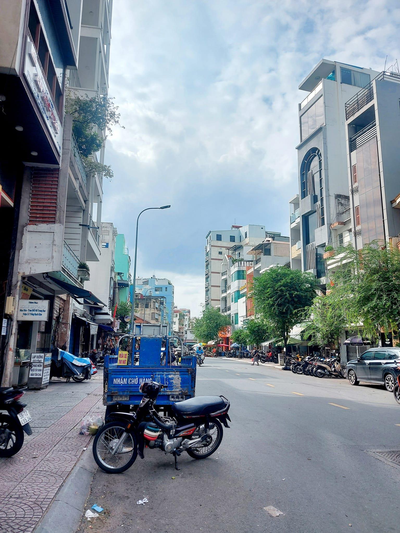 Bán nhà 3 tầng kế bên The Grand Manhattan Novaland, 4,4 x 10m, giá 7,8 tỉ