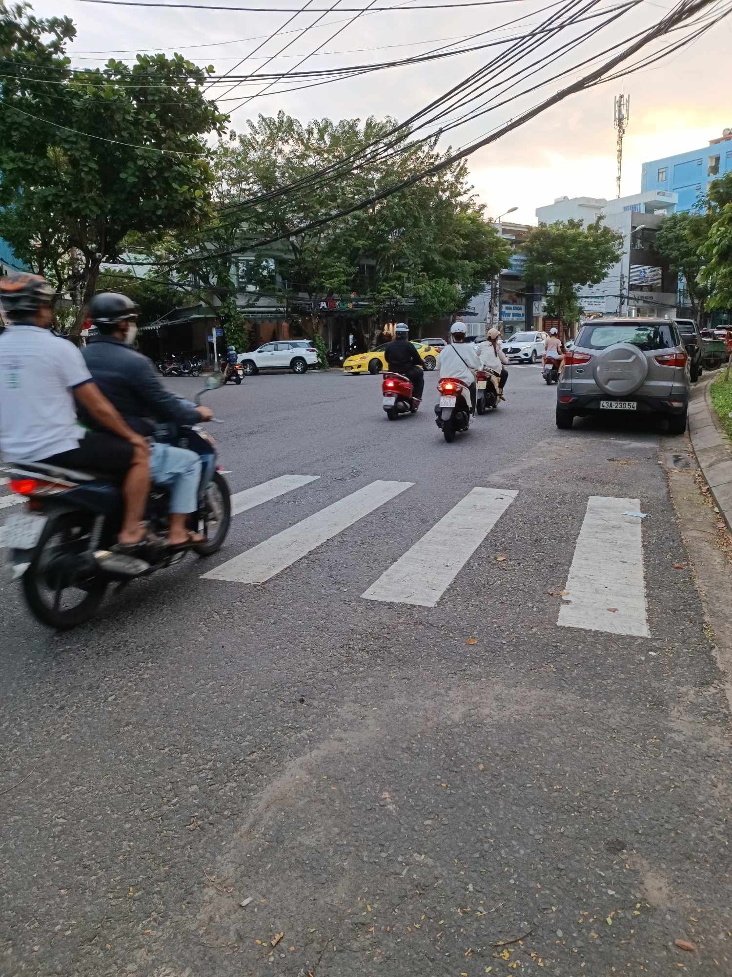 ( 280m2) Cho thuê Nhà Nguyên Căn 3 tầng, 9 phòng, Trung tâm Hải Châu, làm kinh doanh, văn phòng vừa to