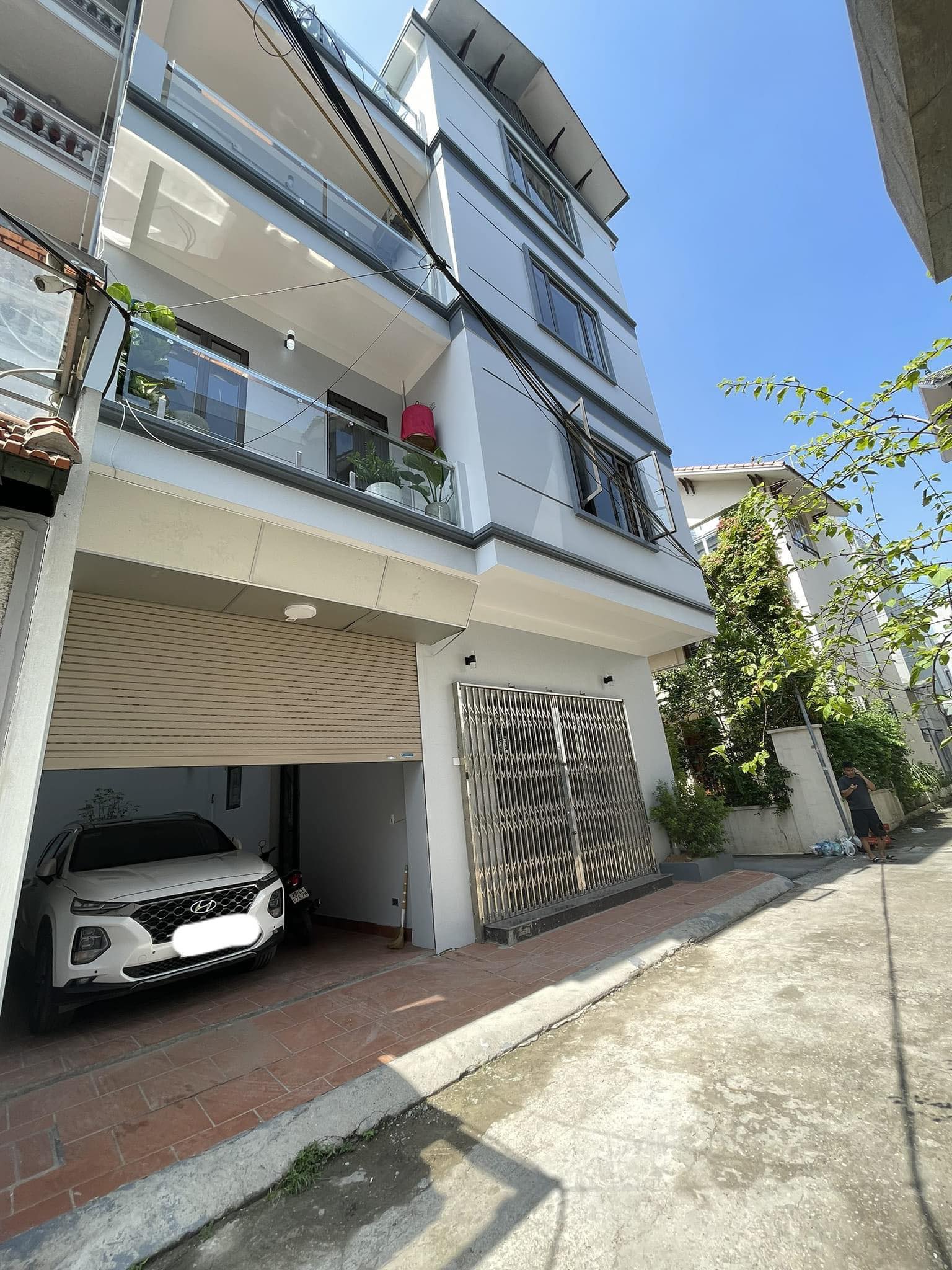 nhà đẹp lô góc Long Biên, 95m x 4 tầng, mặt tiền 9.3m, gara ôtô, full nội thất