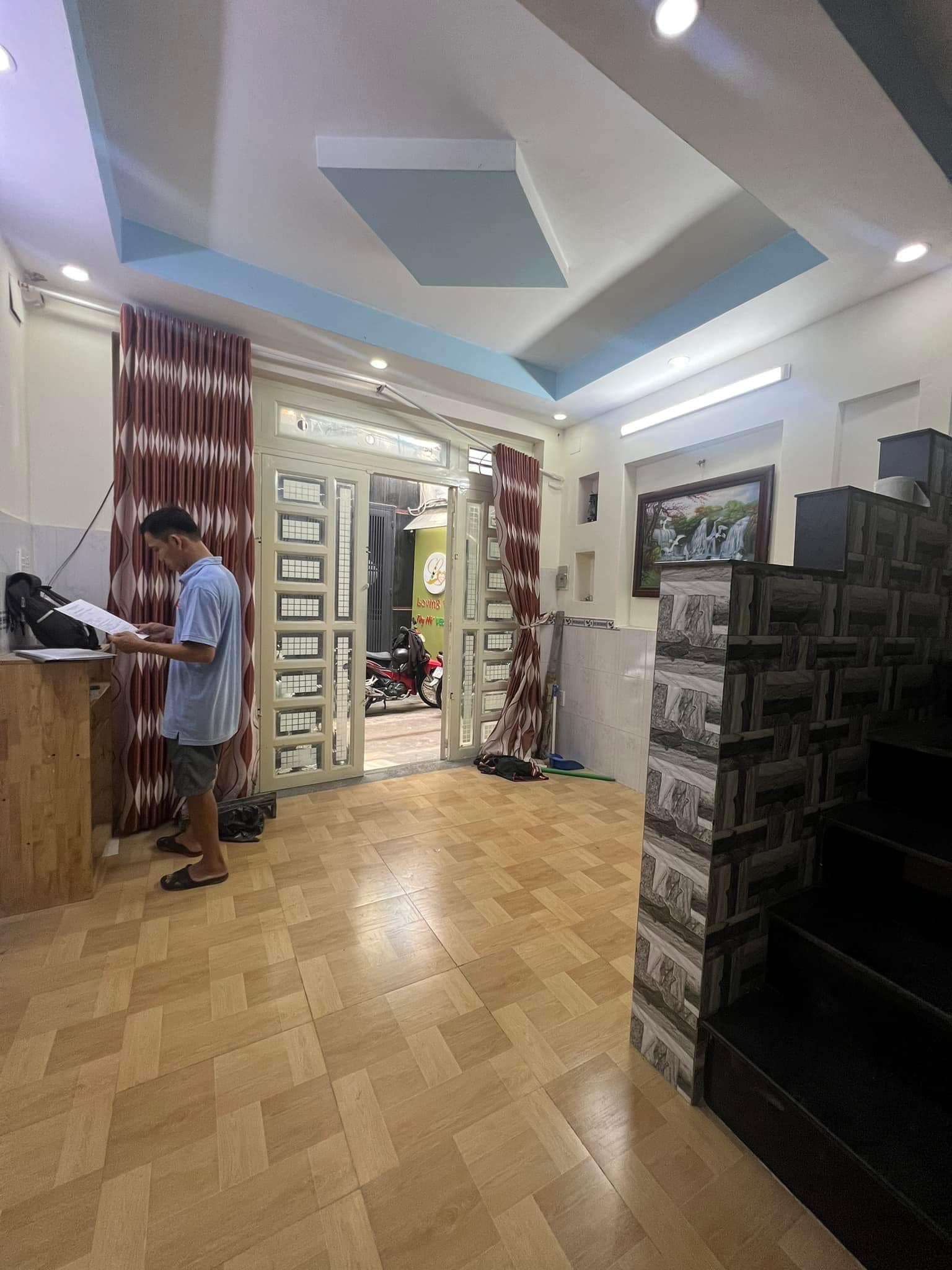 NHÀ NHỎ NHIỀU KHÁCH CẦN - SÁT VÁCH QUẬN 10 - GIÁ 2.9 TỶ