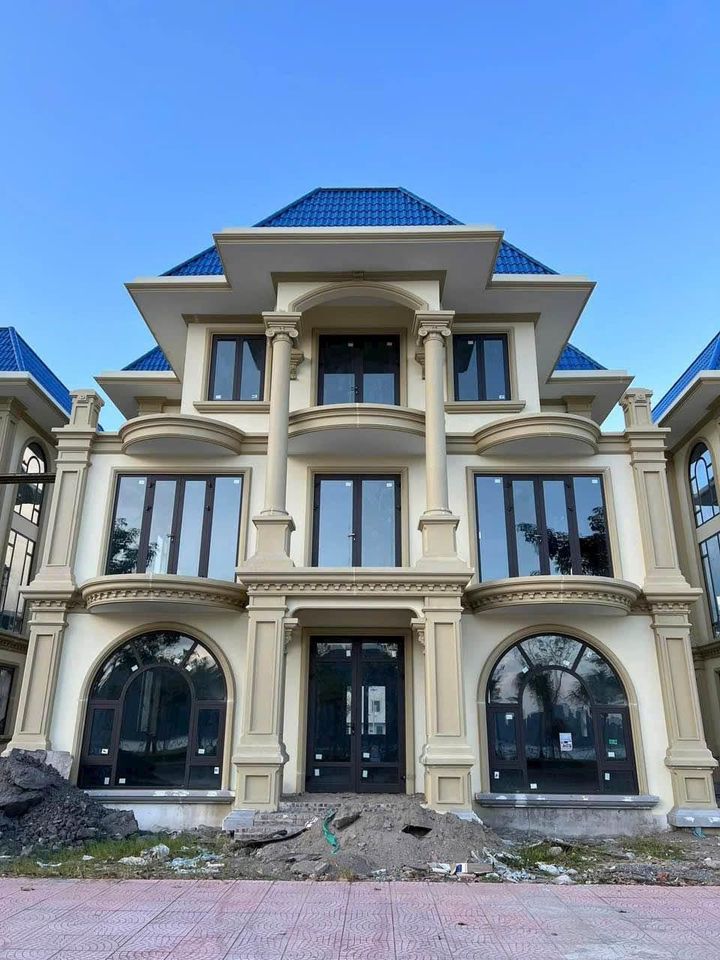 Chính chủ chuyển công tác cần Bán căn Biệt thự 3,5 tầng 400m2 mặt đường Bao biển Cẩm Phả - Hạ Long giá siêu tốt.