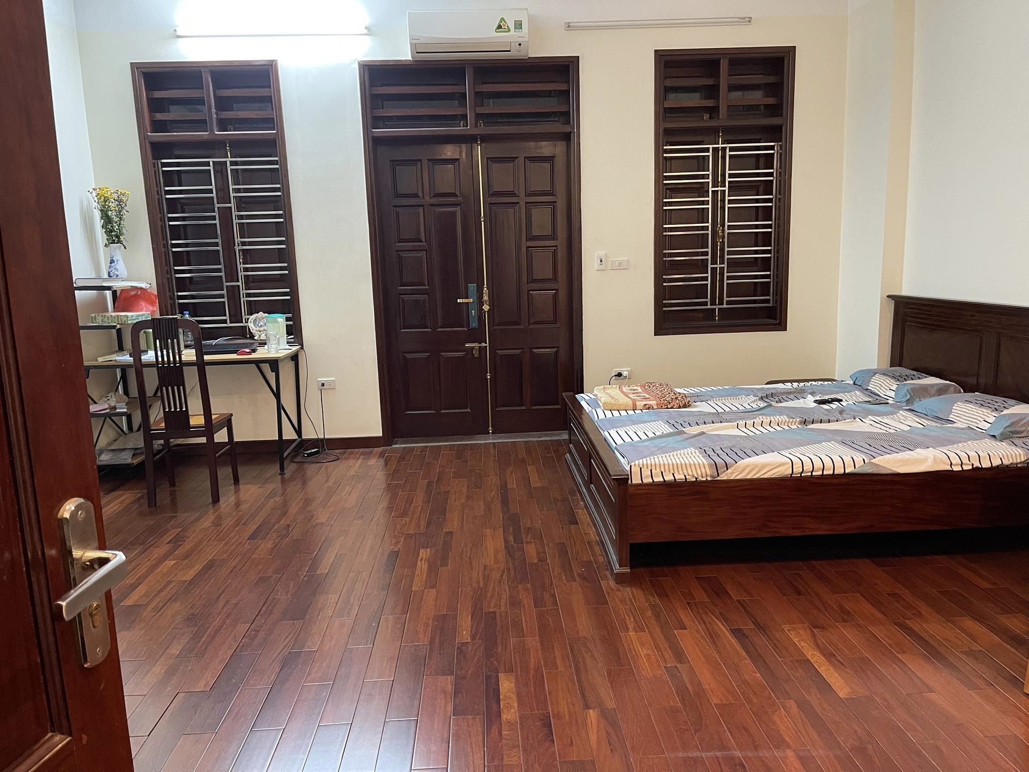 Nhỉnh 11 tỷ nhà Huỳnh Thúc Kháng 4 tầng 40m vỉa hè rộng, kinh doanh Sầm Uất 2 thoáng, phân lô.