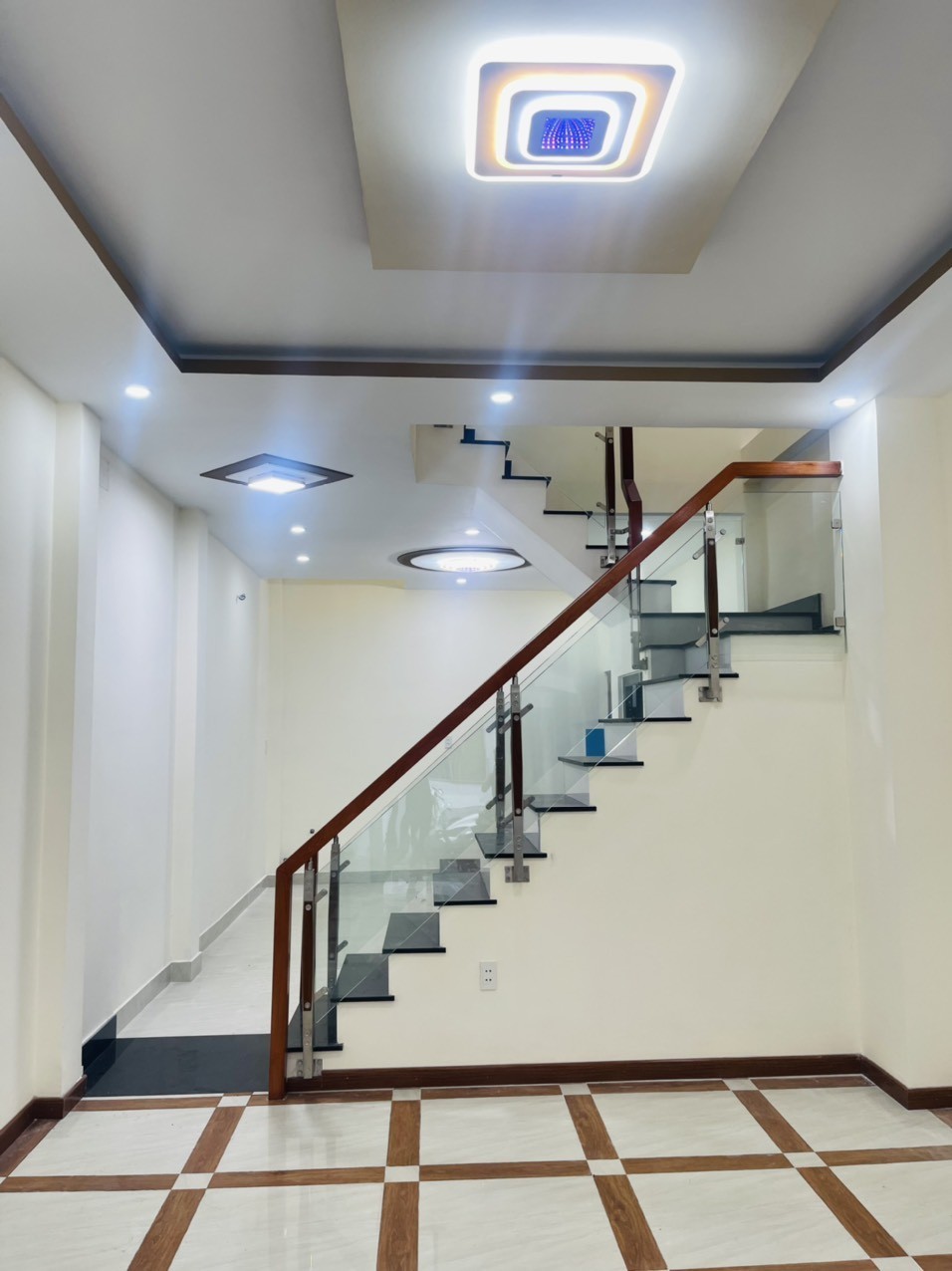 CHƯA TỚI 100TR/M2 NHÀ 2 TẰNG - NGAY TRUNG TÂM GÒ VẤP - P11 - QUANG TRUNG. HẺM OTO THÔNG.