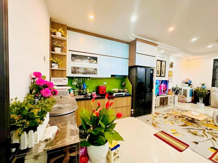 TRUNG TÂM QUẬN TÂY HỒ PHỐ ÂU CƠ GIÁ: 4.95 TỶ VỊ TRÍ 10M RA MẶT PHỐ ÔTÔ ĐẬU CẠNH NHÀ DT:40M2 5 TẦNG 3 PHÒNG NGỦ .