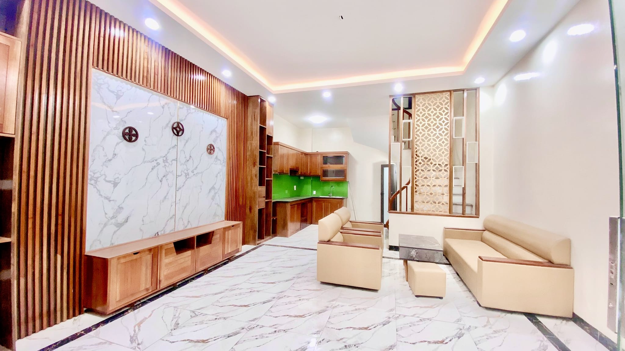 BÁN NHÀ 5 TẦNG GIÁ: 3.95 TỶ DT:45M2 MT:5M 3 PHÒNG NGỦ PHỐ LĨNH NAM QUẬN HOÀNG MAI.