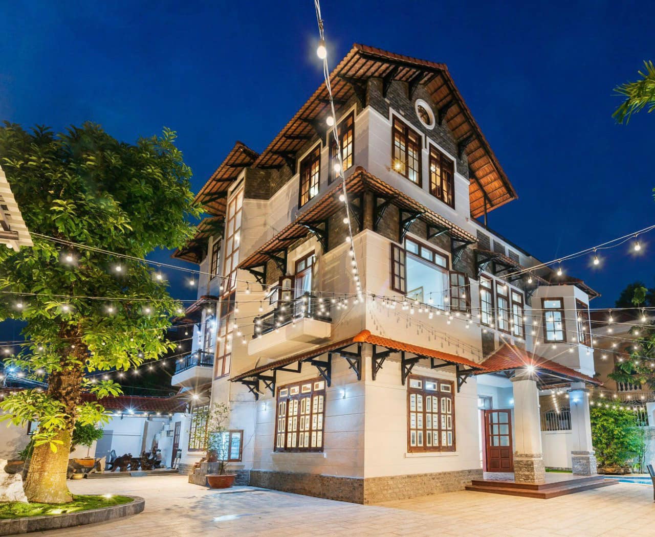 Cho Thuê Biệt Thự Sân Vườn 33 Mai Thị Lựu “10x30M”, 2 Lầu, 4 Phòng VIP, Giá chỉ 150tr