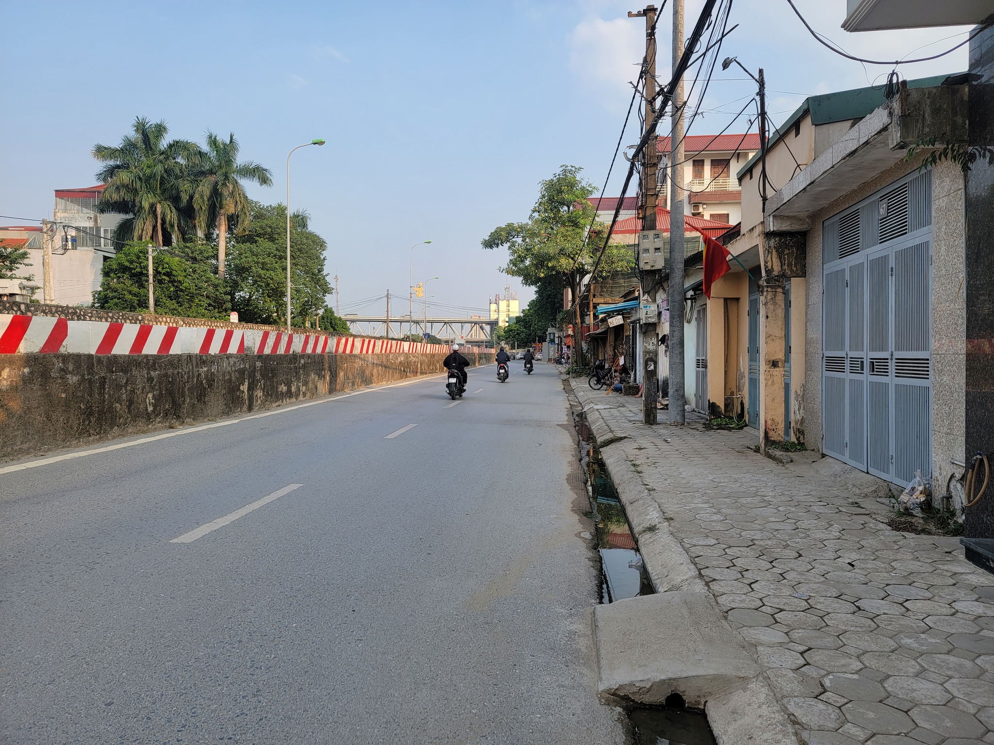 BÁN ĐẤT TẶNG NHÀ 2 TẦNG - NGAY MẶT PHỐ KINH DOANH - Ô TÔ VÀO