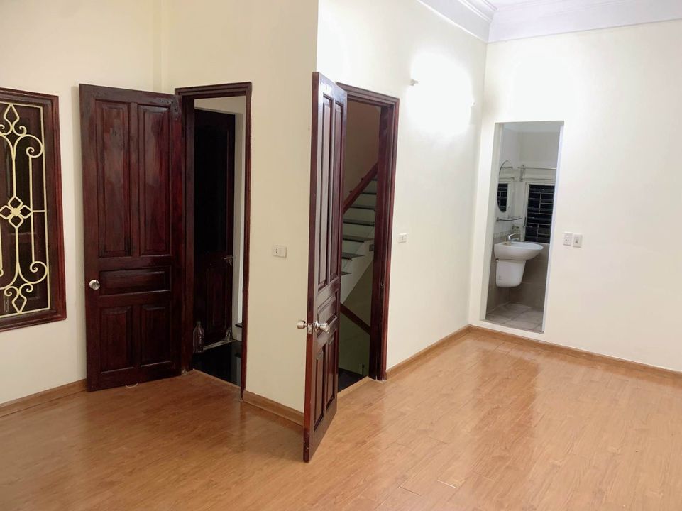 Cho thuê nhà 4,5 Tầng phố Hoàng văn Thái