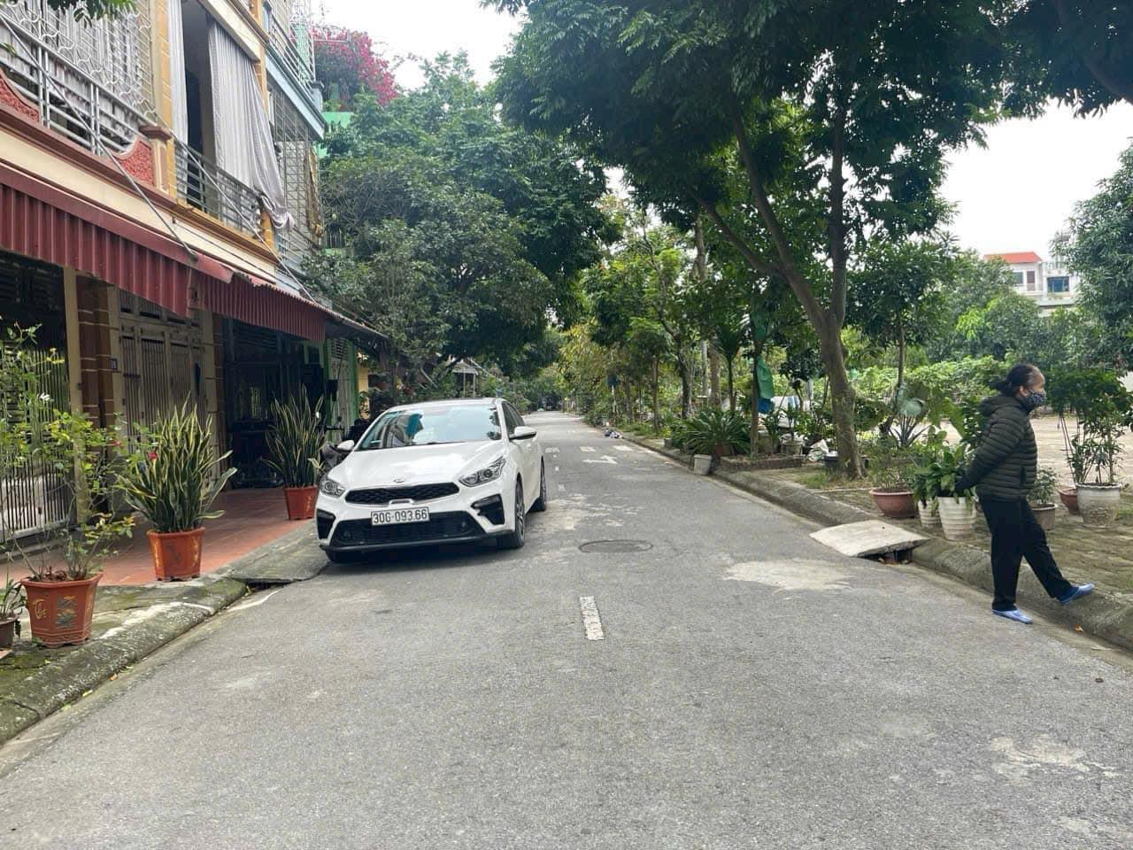 Bán 40m2 đất tđc Gia Lâm đường oto tránh vỉa hè