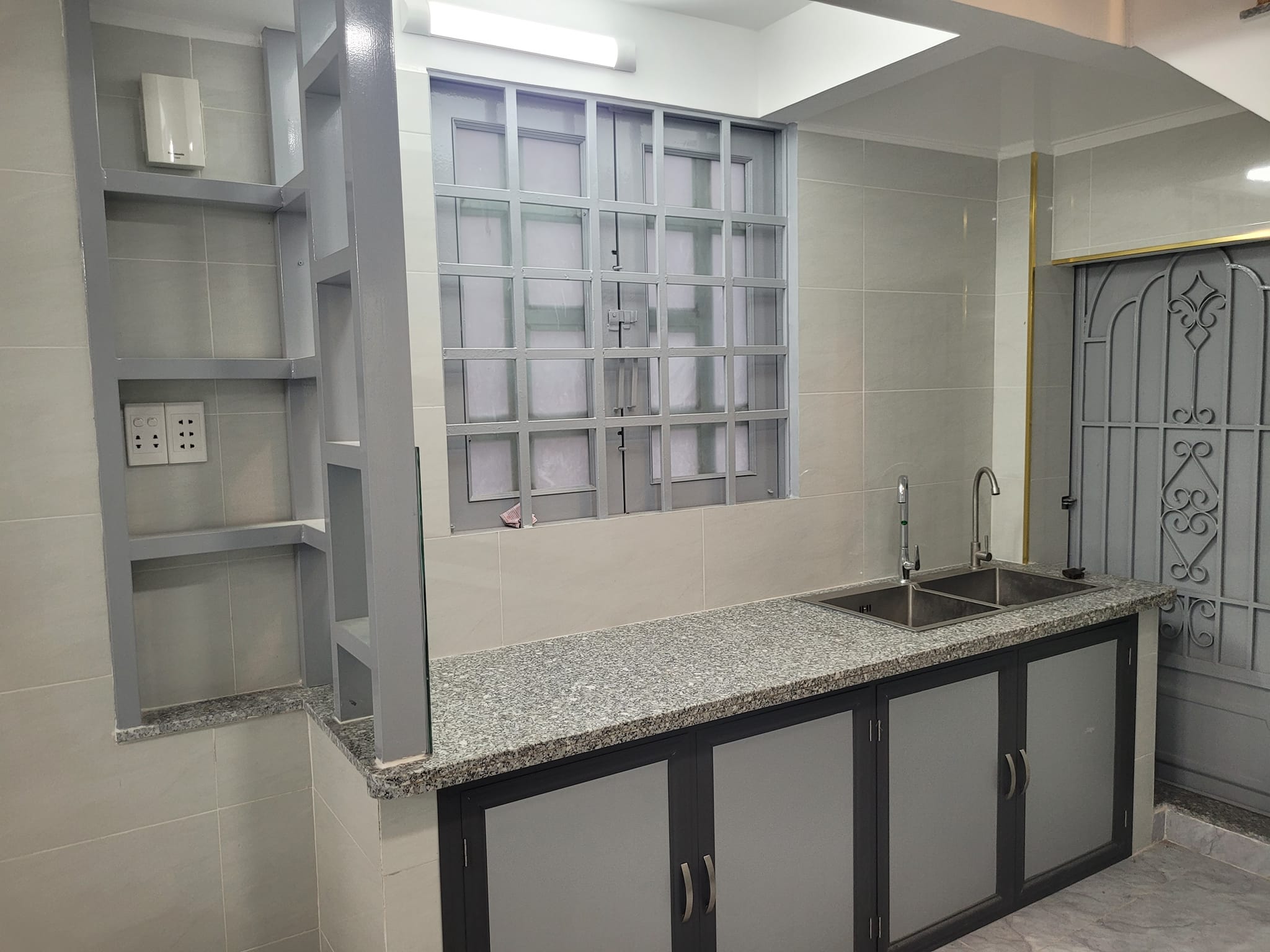 NHÀ ĐẸP XE HƠI NÉ NHAU KHU CHỢ PHẠM HAI-VỪA Ở VỪA KINH DOANH