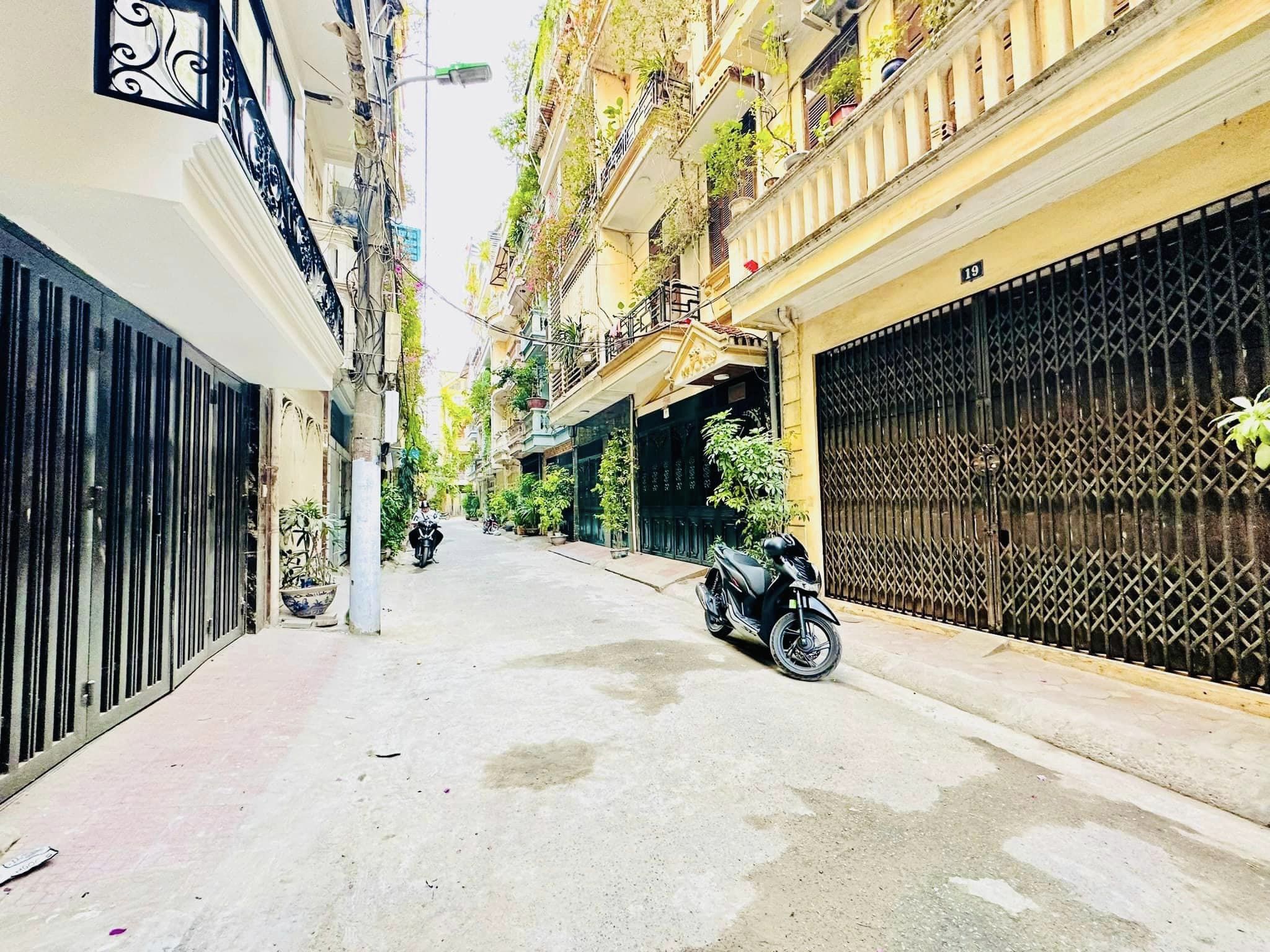 KHƯƠNG HẠ - THANH XUÂN -NHÀ ĐẸP - VỊ TRÍ ĐẸP – GARA - THANG MÁY - Ô TÔ DỪNG ĐỖ CẢ NGÀY - MẶT TIỀN KHỦNG 71/78 MÉT GIÁ