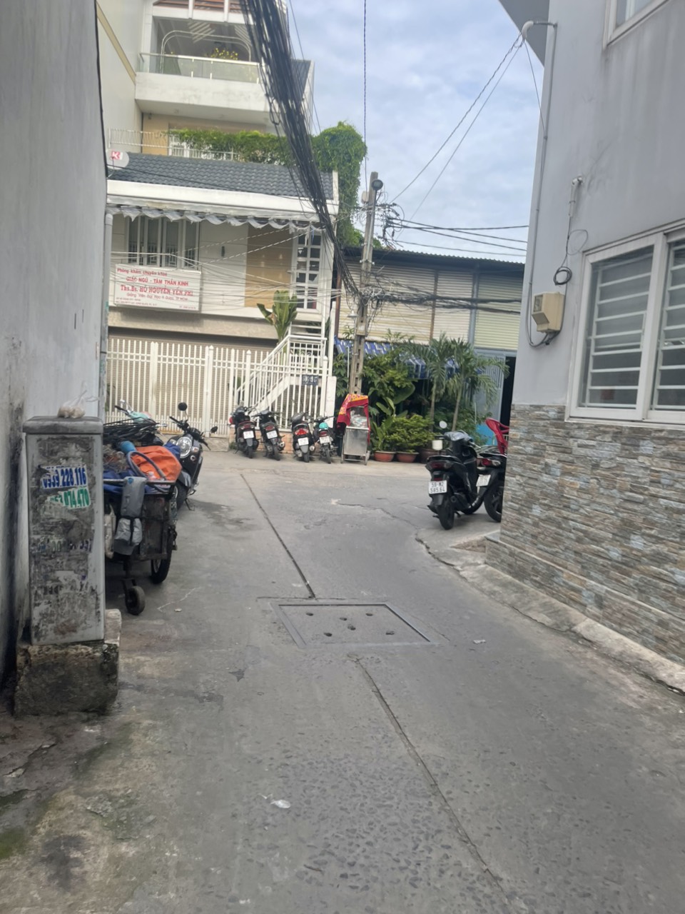 HẺM XE HƠI ĐƯỜNG LẠC LONG QUÂN - 4 TẦNG ĐÚC BTCT - NỞ HẬU - 5PN - CHỈ 8 TỶ NHỈNH.