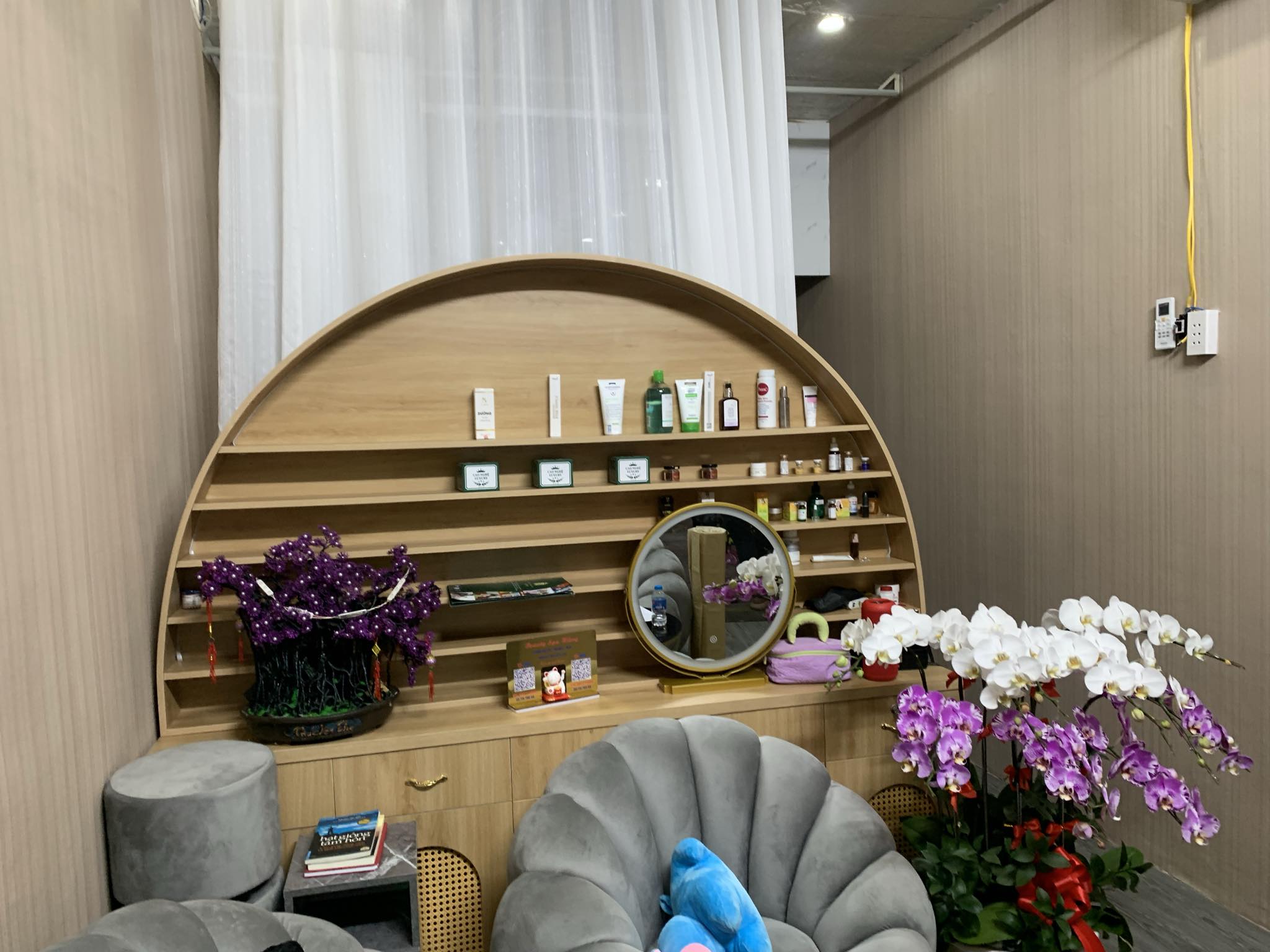 Quận Bình Tân , HOT HOT, Sang Rẻ SPA MỚI ĐẸP, Đối diên KCN pouyen , gần chợ rất đông công nhân, Tel : 0842424770