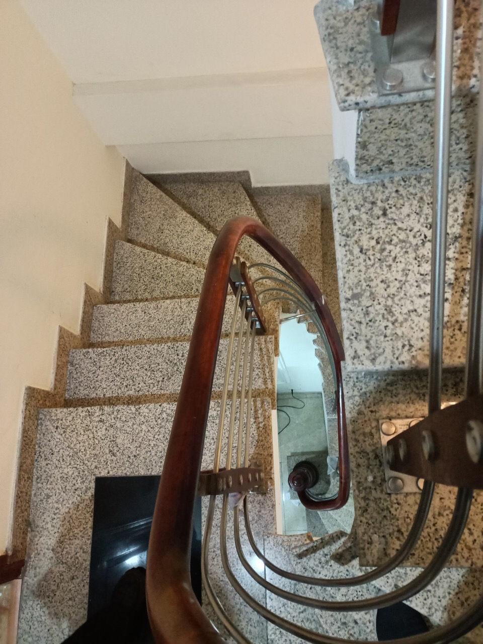 ĐỐNG ĐA - HIẾM - NỞ HẬU - NGÕ NÔNG - THÔNG - DÂN XÂY - 5 TẦNG 3 NGỦ RỘNG - GẦN PHỐ - Ở NGAY - 33m² x 5 tầng x MT 4m x giá 4,1 tỷ.