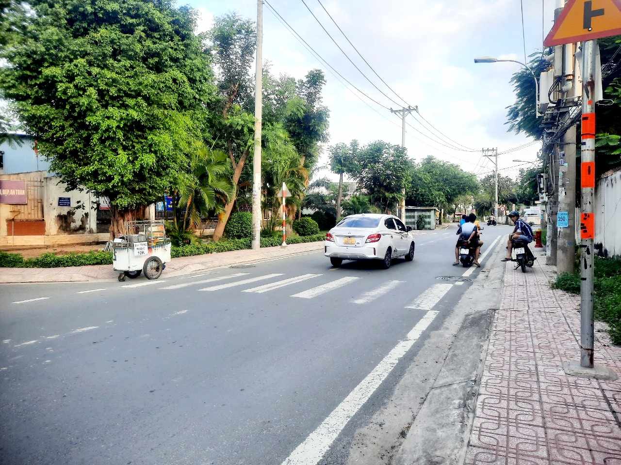 Hóc Môn Bán Cửa Hàng KD Điện Nước Mặt Tiền 2 tầng, lô góc 7m x 21m giá 5.2 tỷ