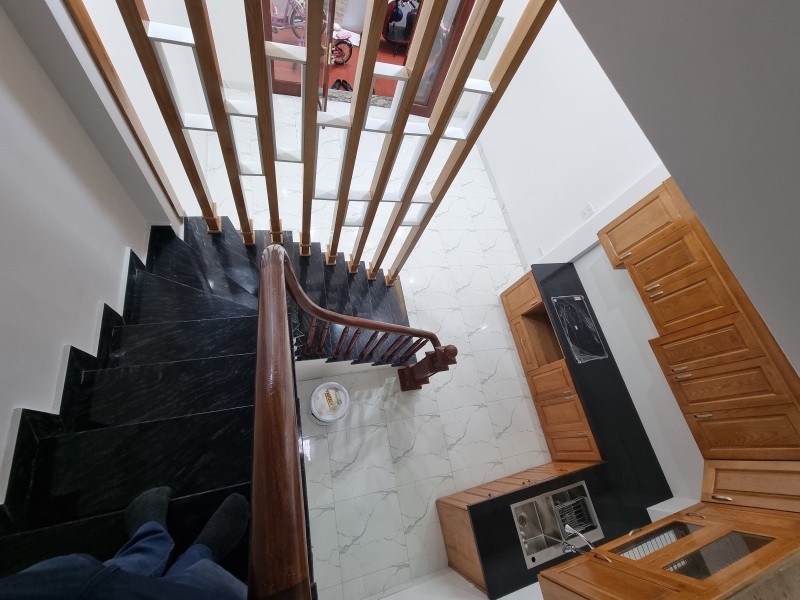 Bán nhà Giảng Võ 28m2 x 4 tầng, mt 4m, oto đỗ cửa, kinh doanh, 4.2 tỷ