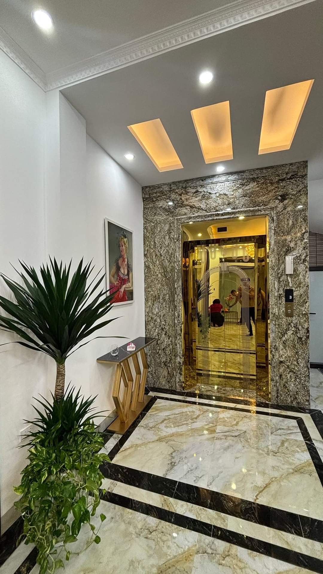 Bán nhà Dương Văn Bé, Hai Bà Trưng 56m x 5 Tầng, MT4.3m,Giá 11 tỷ. Gara ôtô,Lô góc kinh doanh tốt, cạnh times city