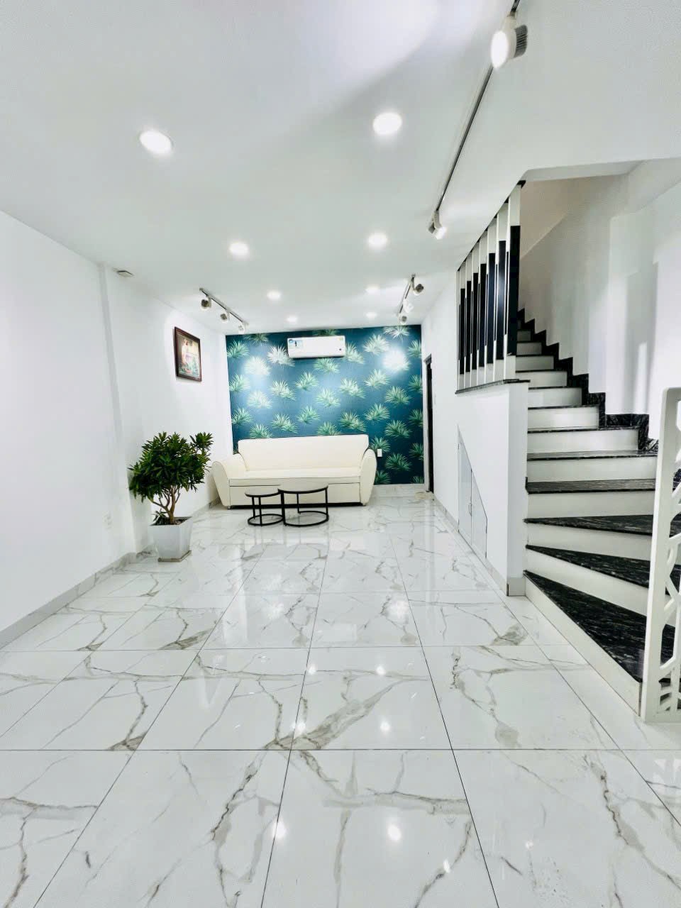 Giá 5.5 tỷ ⭕️ HẺM XE HƠI BÌNH THẠNH, THỊ NGHÈ - GIÁP TRUNG TÂM QUẬN 1 - NHÀ 5 TẤM ĐÚC