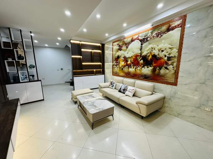 CÂU GIẤY . Ôtô đỗ cửa . Ngõ thông nhà đẹp, nở hậu thoáng mát 40m x6tâng giá 5,95 ty