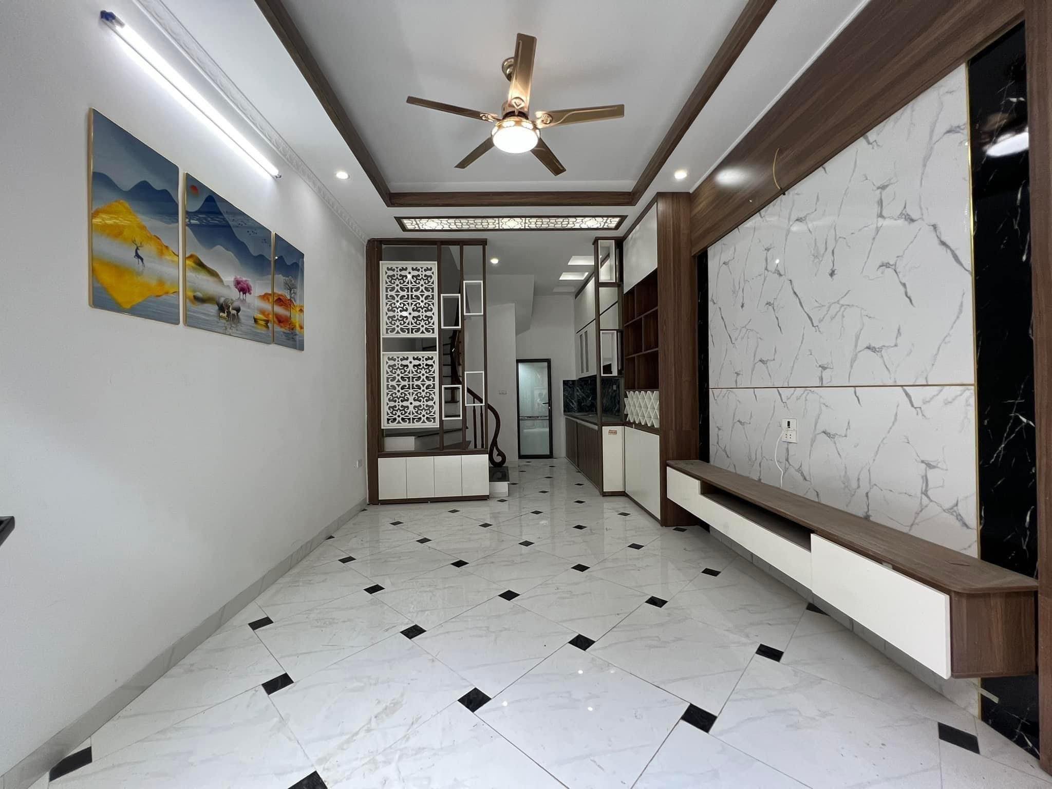 Bán Nhà Ngô Gia Tự, Long Biên, Lô Góc Thoáng Sáng, 35m2, 5T chỉ 2,92 tỷ