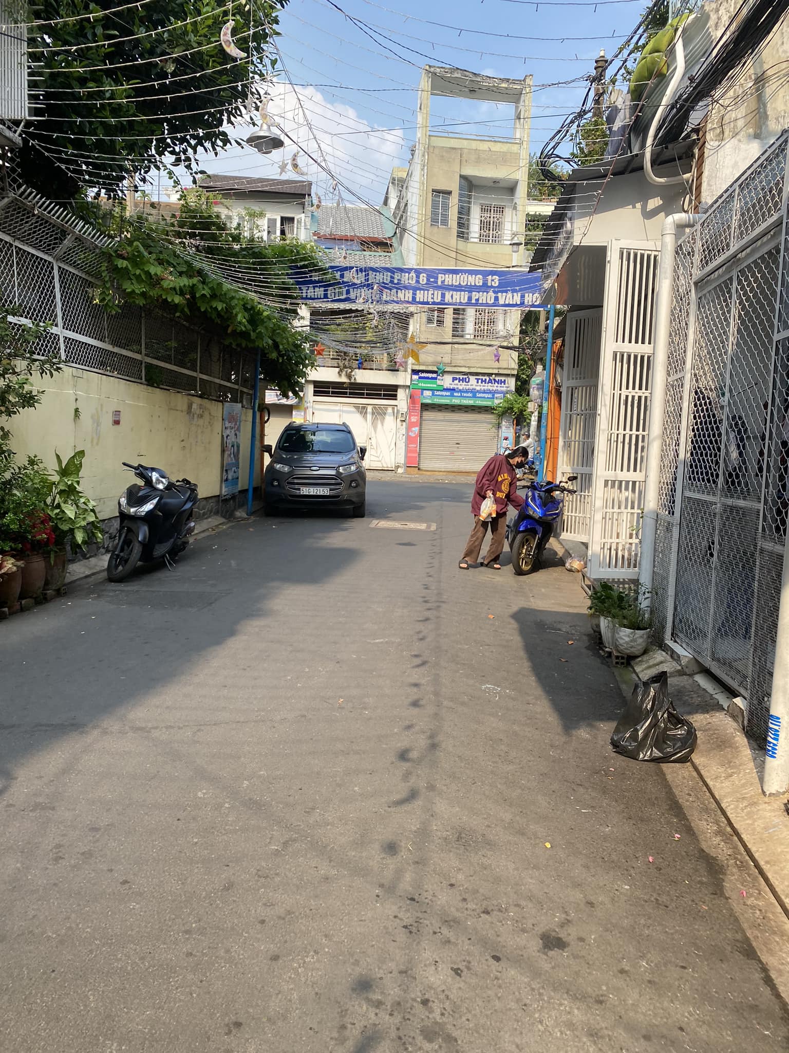 HẺM XE HƠI TRÁNH NHAU ĐƯỜNG HUỲNH VĂN BÁNH.