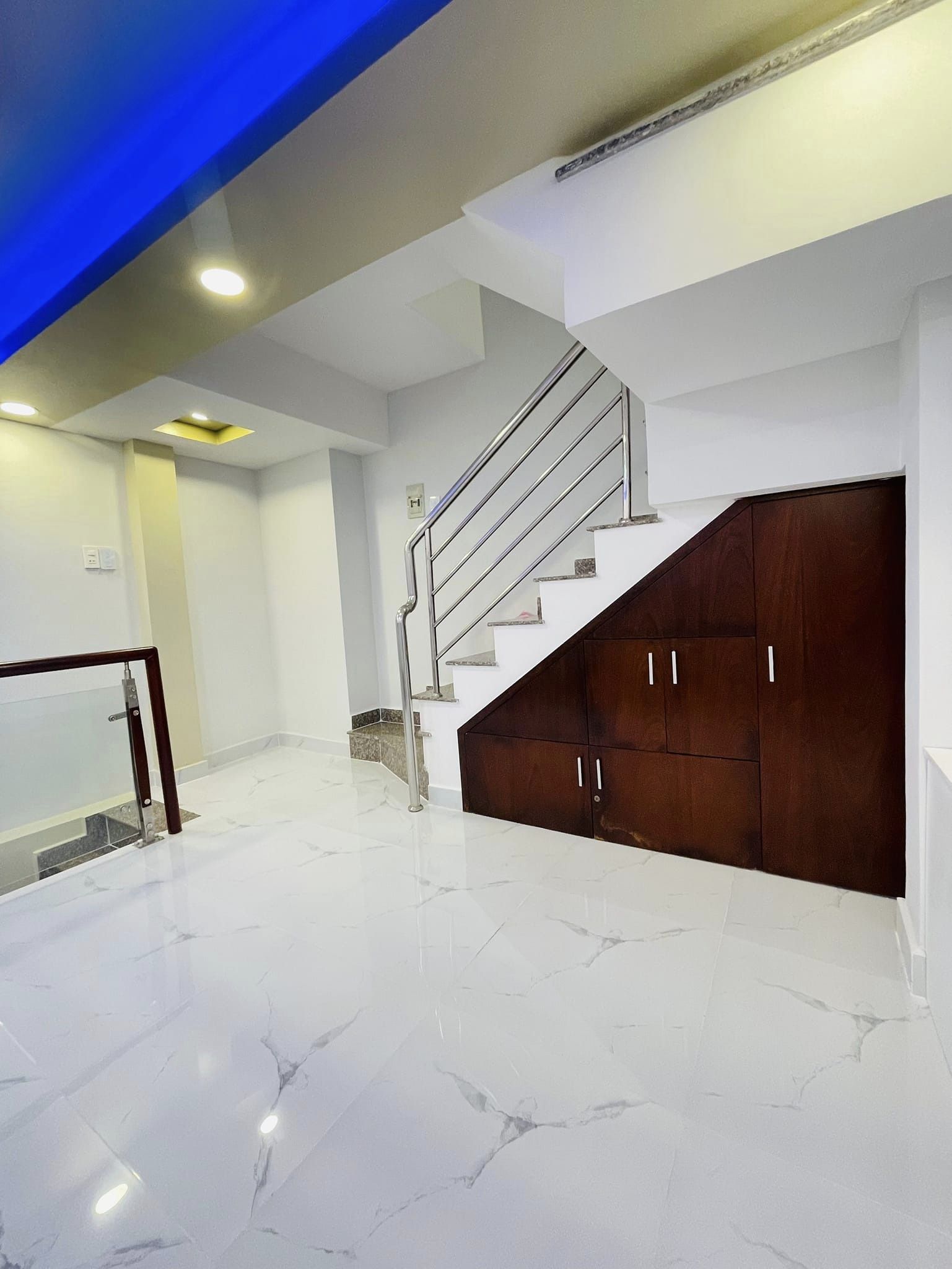 BÁN NHÀ CÁCH 1 CĂN RA HẺM XE HƠI LÊ VĂN SỸ-5 TẦNG-4PN CHỈ 4.3 TỶ.