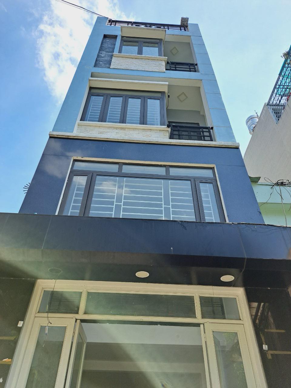 Ngộp Cách Mạng Tháng 8 - Quận 10 - 50m2 HXH thông - 3 tầng