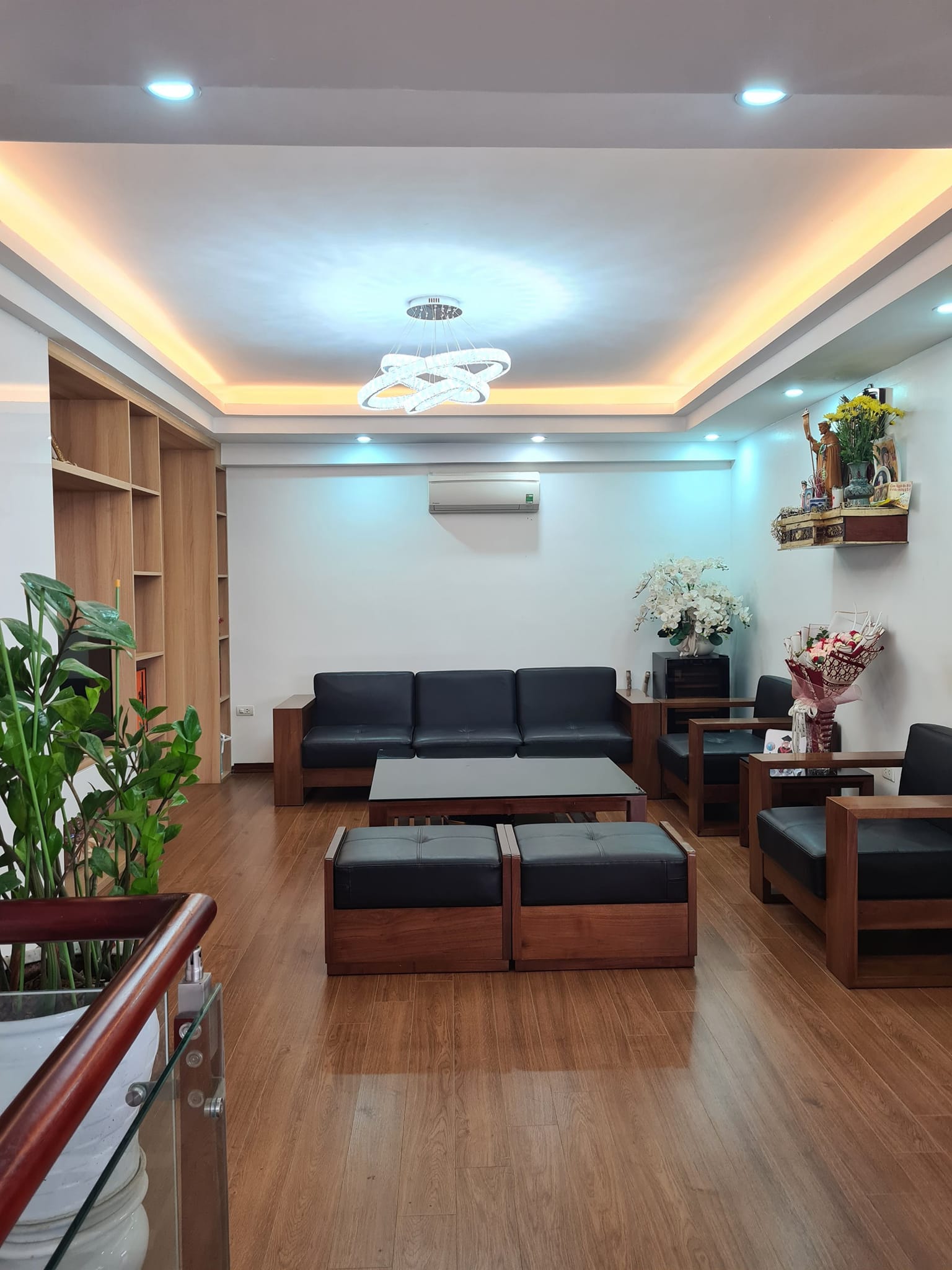 Cho thuê nhà nguyên căn ngõ 196 Thái Thịnh. DT 70m x 5 tầng, mt 4m. Giá 26tr/th.