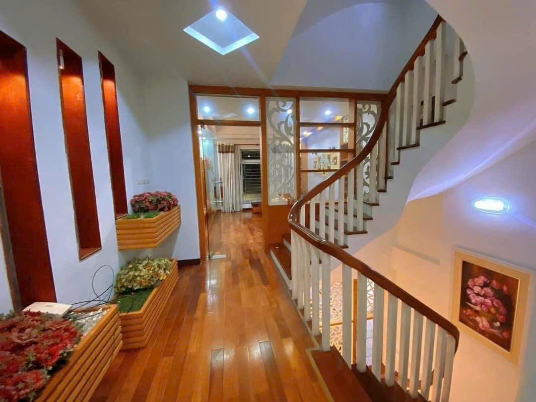 Bán nhà Phố Nguyễn Văn Huyên, Cầu Giấy, 60 m2, 5 tầng, mt 4.4, gara ô tô, 4 ngủ, ở sướng.