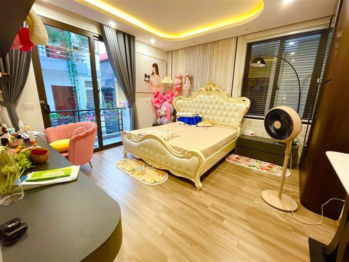 Bán nhà Phố Phùng Chí Kiên, Cầu Giấy Lô góc 50 m2, ô tô tránh, vỉa hè, ở sướng.