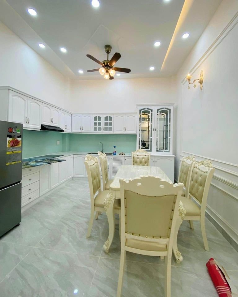 Nhà đẹp! Cần bán trước Tết. Nguyễn Xiển 40m2 . 4 tầng. 5,5 tỷ. ô tô đậu cửa