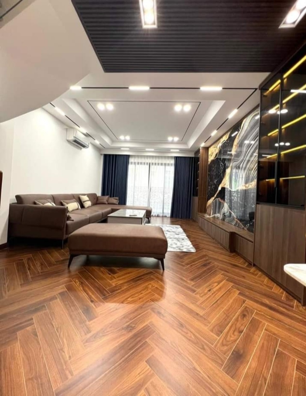 Bán toà văn phòng 7T Nguyễn Khánh Toàn Cầu Giấy 108m giá 22 tỷ doanh thu 115tr/tháng