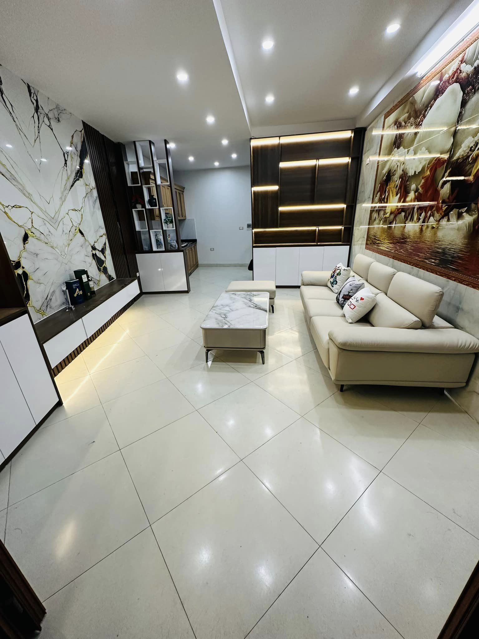 Nhà ngõ thông kinh doanh oto đỗ của trung tâm Cầu Giấy nhà đẹp ở luôn.