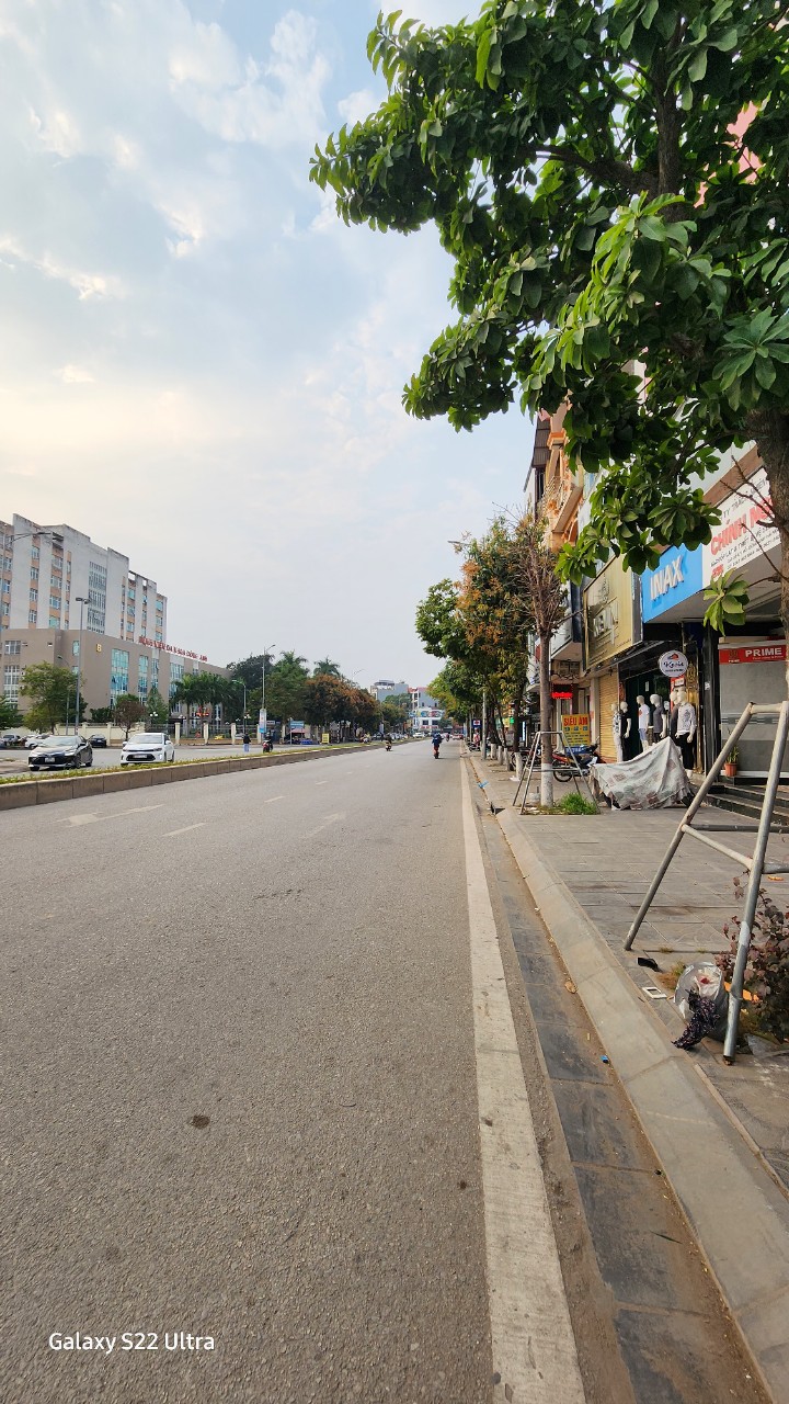 Bán đất tặng nhà Vân Trì 108 m2 , nhà 2 tầng , mặt tiền 4.7m . Giá 11.5 tỷ NHÀ MẶT PHỐ QL23 - KINH DOANH ĐỈNH - VỈA HÈ RỘNG .