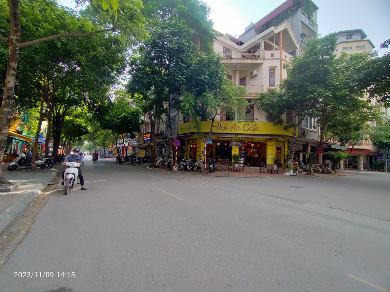 Bán nhà MP Dương Khuê. Dt 40m2 x 5T, Mt 4m, vỉa hè 4m, kd sầm uất. Giá 15,2 tỷ