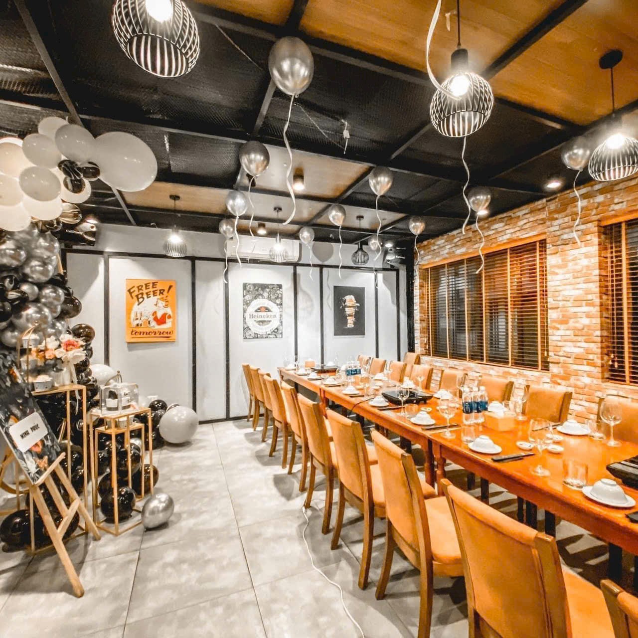 Cho Thuê măt bằng 2 tầng trống suốt đường Phạm Văn Đồng .