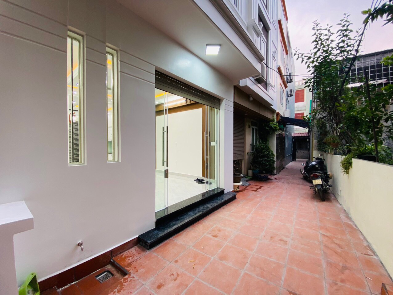 Bán nhà ngõ 229 Miếu Hai Xã, diện tích 50m 3 tầng GIÁ 2.68 tỉ, mới tinh, độc lập