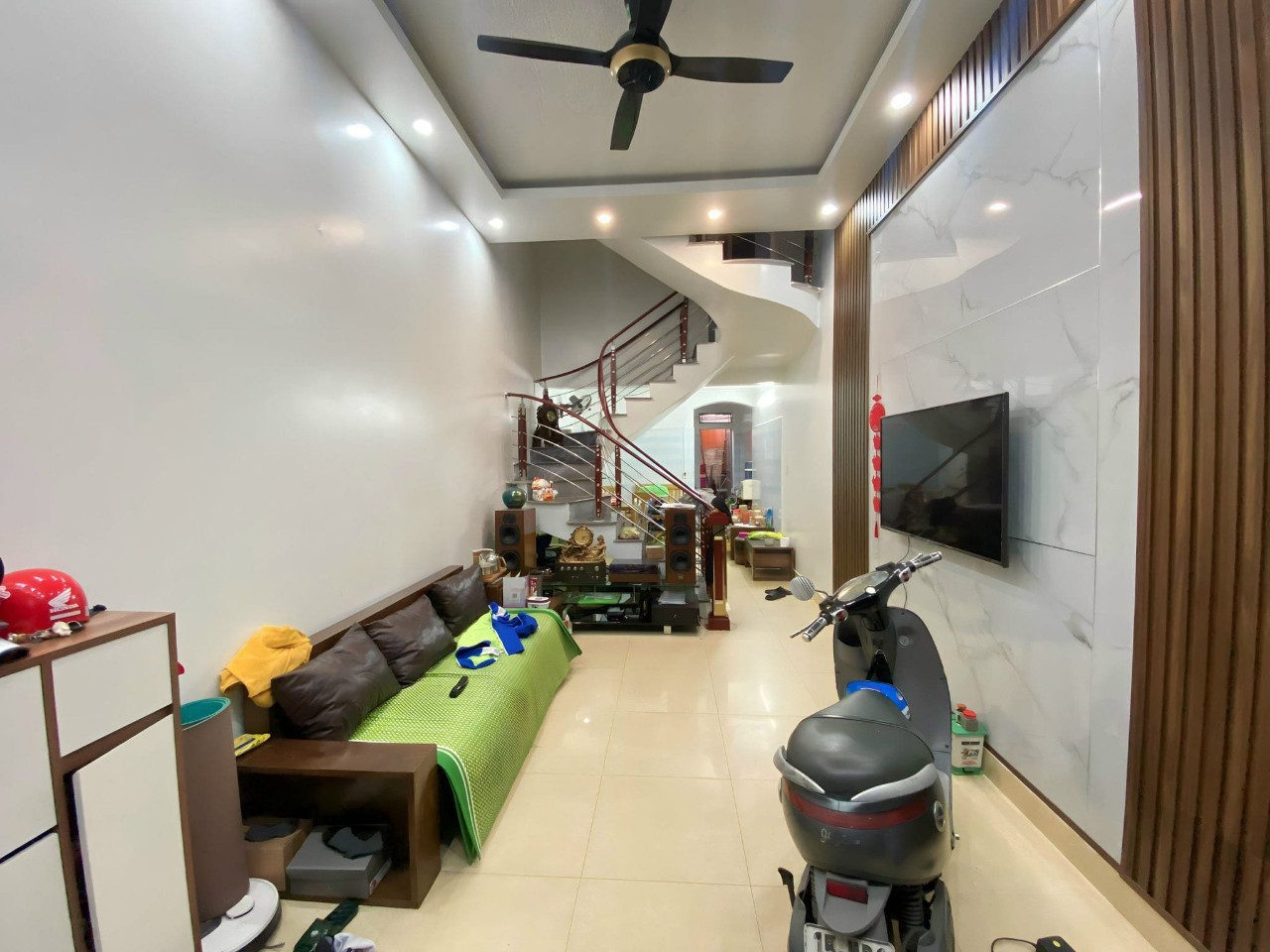 Bán nhà ngõ 193 Văn Cao, diện tích 32m 3 tầng GIÁ 2 tỉ, ô.tô đỗ cửa