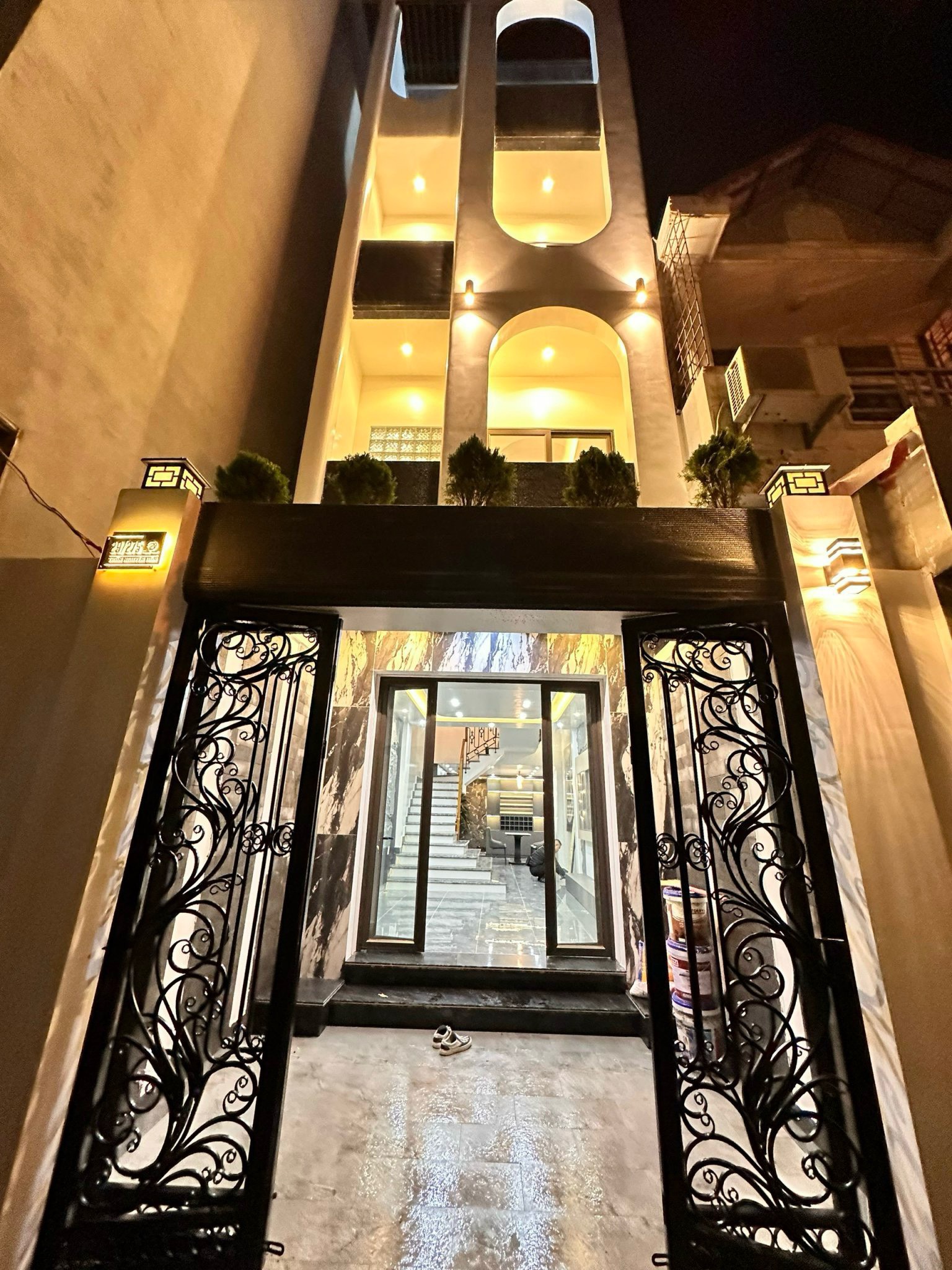 NHÀ XÂY MỚI ĐỘC LẬP SÂN CỔNG RIÊNG BIỆT TẠI PHỐ TRẦN NGUYÊN HÃN