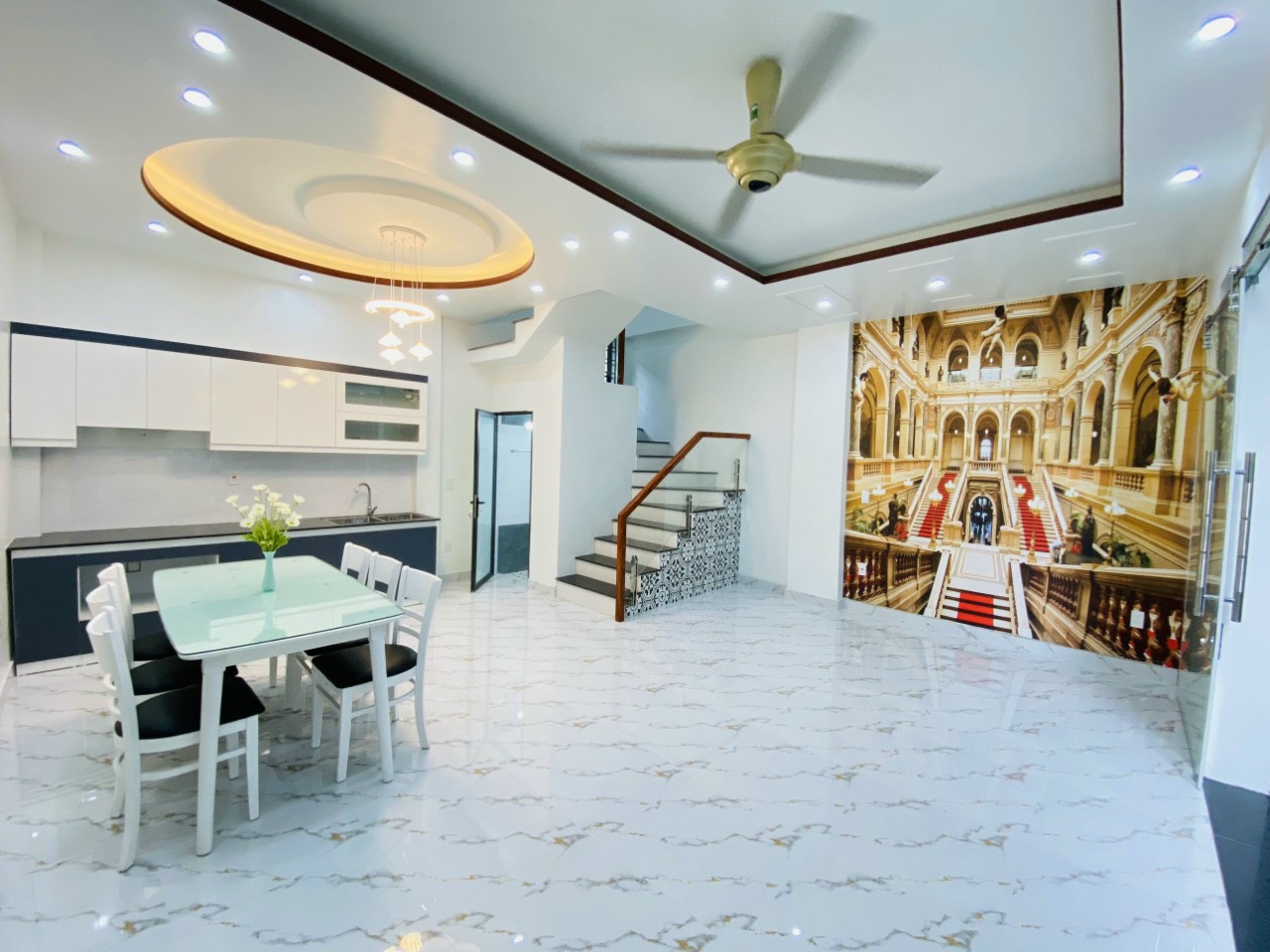 Bán nhà xây mới ngõ 51 Hồ Sen, diện tích 62m 3 tầng sân cổng riêng, GIÁ 2.85 tỉ