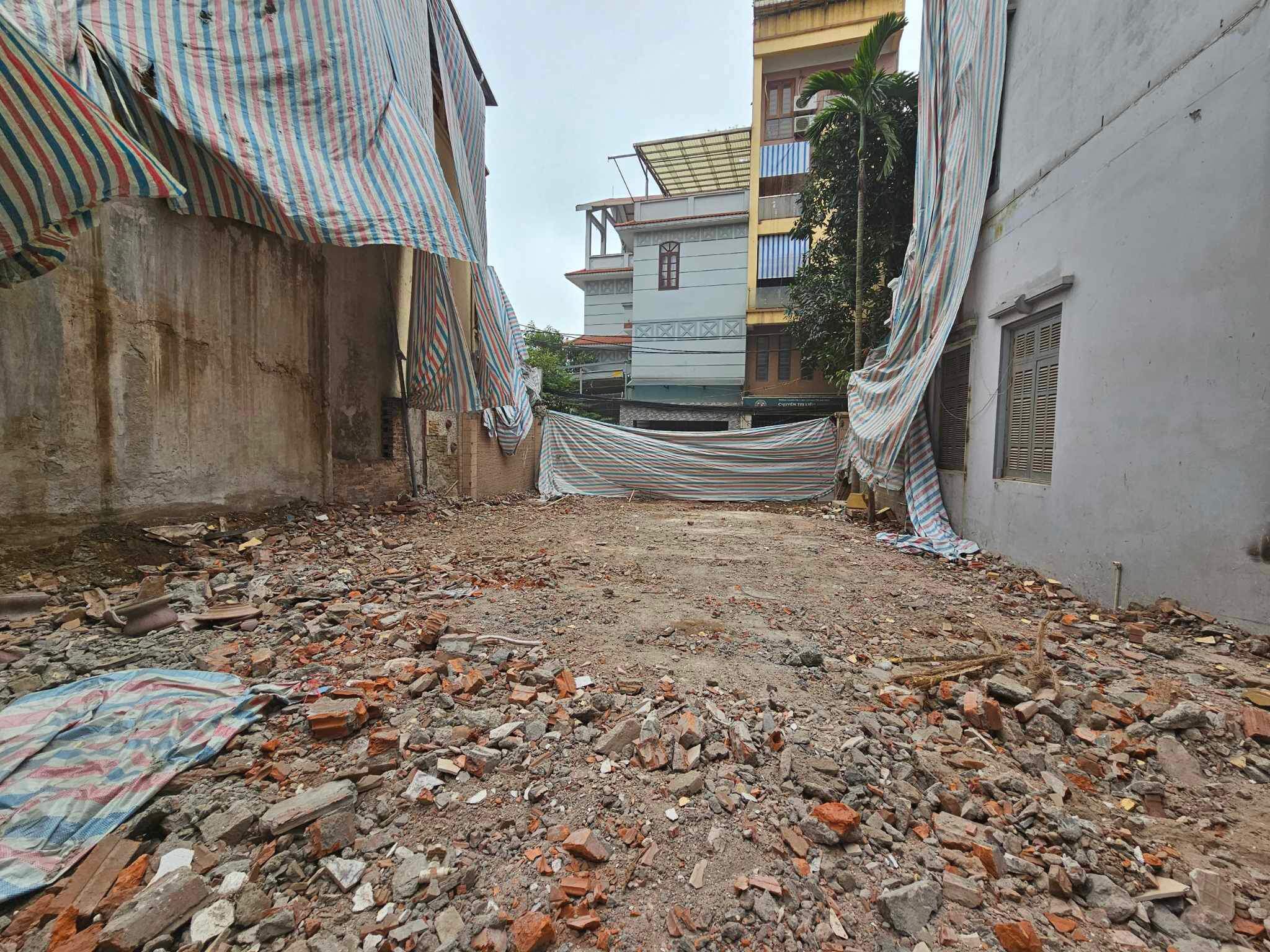 Cần bán 82 m ĐẤT,MT 5m Bồ Đề,long Biên nhỉnh 12 TỶ ,KD,phù hợp xây 7T thang máy,nhà dòng tiền